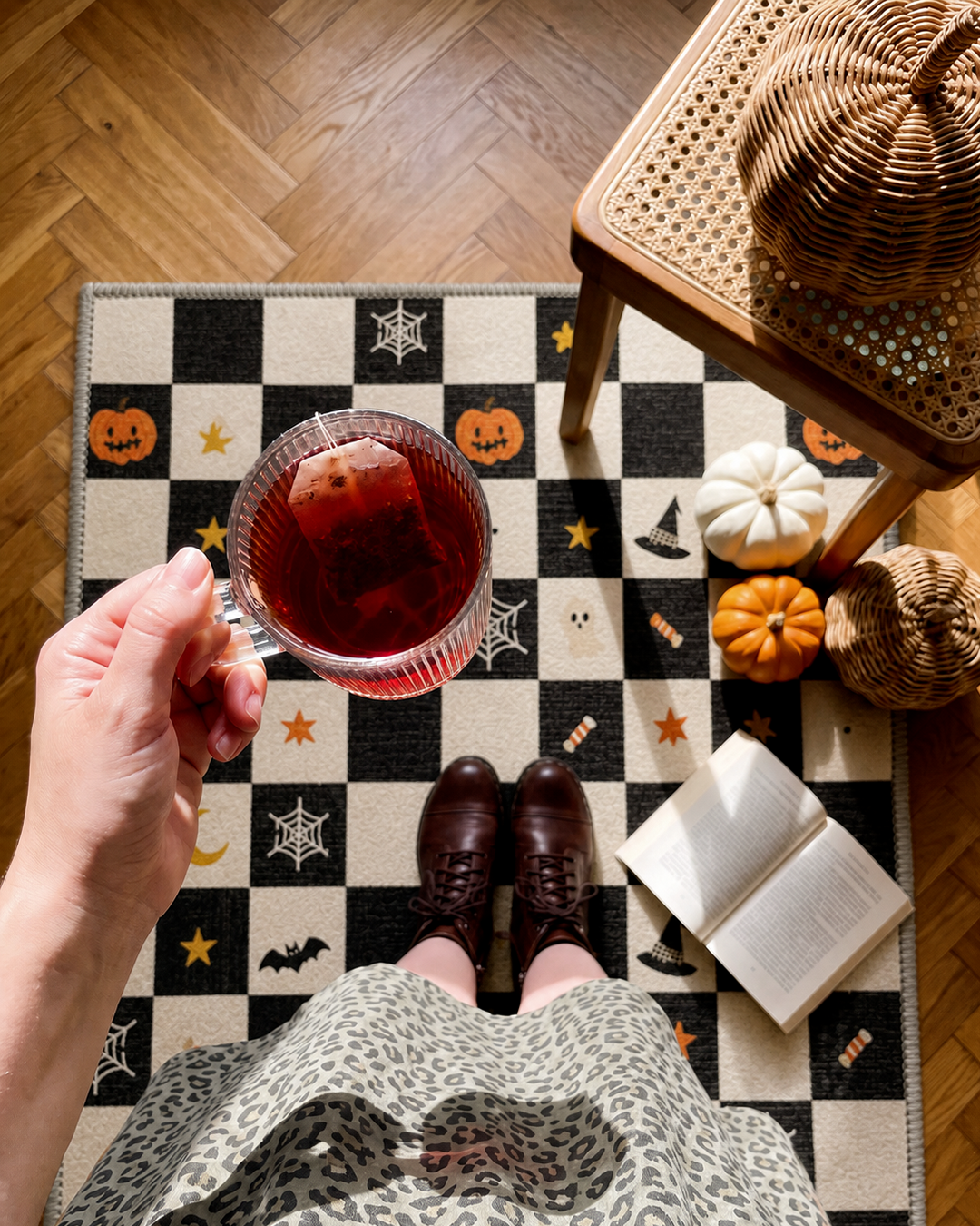 Friends enjoying a picnic on an outdoor GENIMO rug