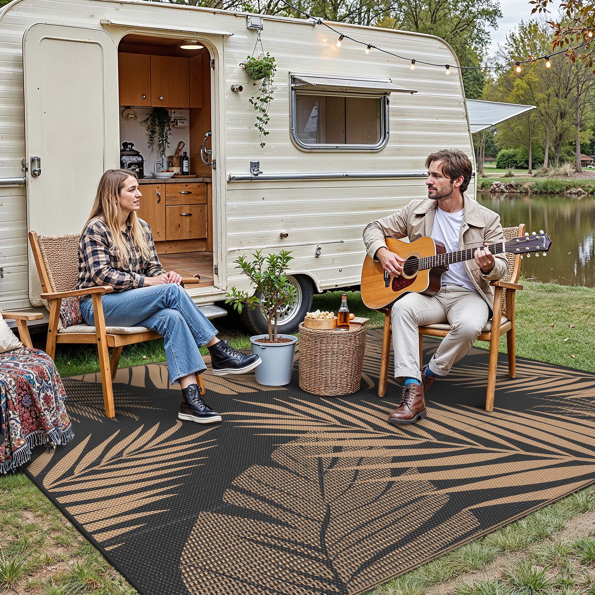 Palma Modern Leaf Reversible Outdoor Rug in Black | GENIMO